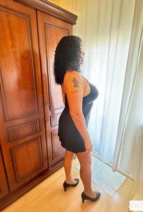 ROSE BELLE FEMME A LUX GARE ACOTE LA PLACE PARIS