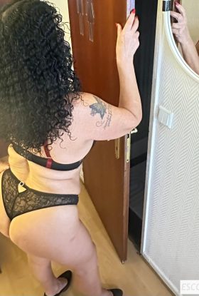 ROSE BELLE FEMME A LUX GARE ACOTE LA PLACE PARIS