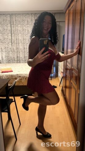 Rose belle femme sur lux gare A coté la place Paris