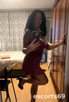 Rose belle femme sur lux gare A coté la place Paris