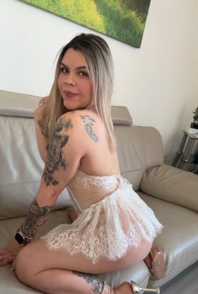 NICOLE, BELLE FILLE BLONDE COMPLÈTE À ATHUS.