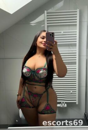 RAISSA, BELLE BRUNE CHAUDE À ATHUS