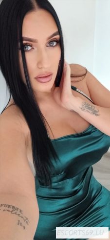 LINA, PASSIONNÉE ET COMPLÈTE.