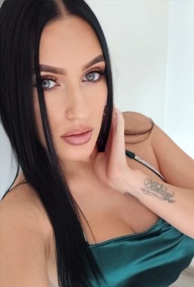 LINA, PASSIONNÉE ET COMPLÈTE.