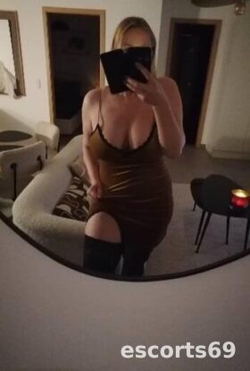 Larissa – last days in town 🔥 (GFE & femdom/BDSM)