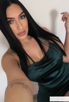 LINA, BELLE, SENSUELLE ET COMPLÈTE.